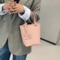 Bolso cubo de cuero genuino rosa con dije de caballo minimalista bolso de mano mujer - 22x10x19cm / Rosa