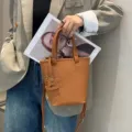 Bolso cubo de cuero marron con asa y correa para el hombro de uso casual diario. - 22x10x19cm / Caramelo