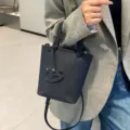 Schwarze Leder Beuteltasche mit Henkel und Gurt, stilvolle Umhängetasche für Damen im Alltag. - 22x10x19cm / Schwarz