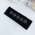 Fascia in maglia nera con stelle di strass colorate, accessorio per capelli elastico e alla moda. - Nero