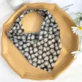 Foulard triangolare con stampa floreale nera ed elastico, accessorio per capelli margherita. - 2# Margheritine su sfondo nero