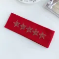 Fascia per capelli in maglia rossa con stelle di strass colorate, accessorio elastico chic. - Rosso