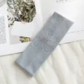 Lichtblauwe geribbelde gebreide haarband met strass-strik, leuk haaraccessoire voor dagelijks. - Lichtgrijs