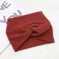 Fascia per capelli larga e annodata in tinta unita rosso scuro, elastica per yoga e uso quotidiano. - Rosso