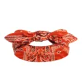 Fascia per capelli arancione con fantasia paisley e fiocco, accessorio elastico da donna. - Rosso Arancio Paisley