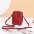 Sac bandoulière en cuir ciré rouge pour femme, petit sac élégant avec rivet de fleur chic. - Bordeaux