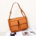 Bolso de hombro marrón de cuero genuino con dos bolsillos frontales, tote elegante y versátil. - L / Caramelo