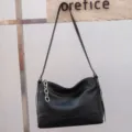 Borsa a tracolla in pelle nera da donna, elegante borsa crossbody con catena decorativa. - Nero