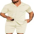 Detail de gros plan de chemise et short d'ete decontracte homme avec motif geometrique. - Khaki