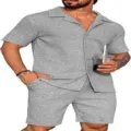 Détail de l'ensemble chemise et short à manches courtes gris texturé avec finitions soignées. - S / Gris clair