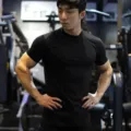 Camiseta deportiva negra de manga corta para hombre, corte slim elástico y transpirable. - M / Tops / Negro