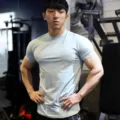 Camiseta deportiva de manga corta slim fit para hombre, parte superior transpirable de fitness. - M / Tops / Gris
