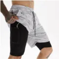 Short de sport 2-en-1 pour homme, extérieur camouflage blanc et doublure noire. - Camouflage blanc