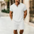Completo sportivo casual da uomo in tessuto waffle con maglietta scollo V e pantaloncini. - Taglia S / Top e Pantaloni / Bianco