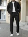 Dettaglio tuta casual da uomo in tessuto waffle con giacca zip e pantaloni coordinati. - Taglia S / Parte Superiore e Parte Inferiore / Nero