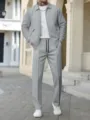 Vista dettagliata della giacca casual con zip in maglia waffle grigia e pantaloni abbinati. - Taglia S / Parte Superiore e Parte Inferiore / Grigio chiaro