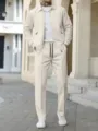 Dettaglio della tuta casual da uomo in tessuto waffle con giacca con zip e pantaloni all'aperto. - Taglia S / Parte Superiore e Parte Inferiore / Khaki chiaro