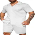 Vue détaillée de l'ensemble chemise et short d'été texturé, montrant le tissu et la coupe. - Blanc