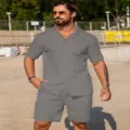 Vue détaillée de l'ensemble chemise et short plissés décontractés pour hommes en gris. - S / Gris foncé