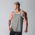 Detailansicht des Herren Fitness Tanktops mit kontrastierenden weißen Rändern und weichem Strickstoff. - M / Einfarbig Hellgrau