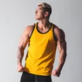 Detailansicht des sportlichen Herren-Tanktops in leuchtendem Gelb mit kontrastierendem Rand. - M / Einfarbig Gelb