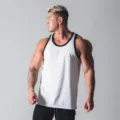 Nahaufnahme des Fitness-Trägershirts für Herren mit schwarzem Saum und atmungsaktivem Stoff. - M / Einfarbig Weiß
