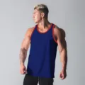 Herren Fitness Tanktop Detailansicht in Blau mit rotem Saum für Sport und Training. - M / Marineblau