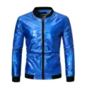 Gedetailleerd uitzicht op het glanzende blauwe metalen herenbomberjack met zwarte ribkraag. - Blauw