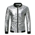 Primer plano de los detalles de la chaqueta bomber plateada metalizada, cuello y cremallera. - S / Plateado