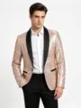 Detalle en primer plano de la chaqueta de lentejuelas en oro rosa con solapa chal negra. - S / Champán