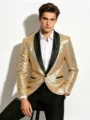 Detalle de chaqueta de lentejuelas doradas para hombre con solapa negra de chal. - Dorado