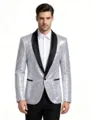 Detalle cercano de la elegante chaqueta de lentejuelas plateadas con solapa chal negra. - Plateado