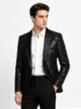Vista detallada de una elegante chaqueta de traje con lentejuelas negras para hombre. - Negro