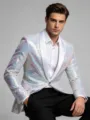 Vista detallada de una elegante chaqueta blazer de lentejuelas para hombre con solapa chal. - Blanco