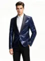 Detalle de la chaqueta de lentejuelas azules para hombre con solapa de chal negro. - Azul marino