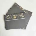Set de papelería vintage cielo estrellado con estampación en caliente gris oscuro con motivos de luna. - Sobre Individual / Negro