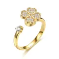 Detail des vergoldeten drehbaren Kleeblatt-Rings mit funkelnden Zirkonia-Steinen - Rotierender Vierblättriger Blumenring - Gold