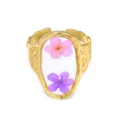 Anello aperto in acciaio dorato con texture martellata e fiori secchi in resina. - Ovale (Fiori Secchi Rosa e Viola) / Aperto Regolabile / Oro