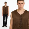 Vue rapprochée et complète d'un gilet médiéval marron en suédine avec œillets métalliques. - S / Gilet Ceinturé Marron Foncé