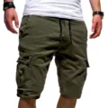Pantaloncini cargo verdi da uomo con tasche pratiche e vita regolabile con comodo cordoncino. - Verde militare