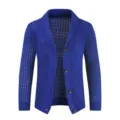 Herren blaue Strickjacke mit Lochmuster Detail, zeigt feines Stricknetz und schöne Knöpfe. - S / Blau