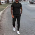 Straßenszene Detailaufnahme vom schwarzen Herren Kurzarm Poloshirt und Freizeithosen Set. - S / Set / Schwarz