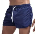 Pantaloncini da mare tinta unita da uomo con coulisse bianca per estate e sport spiaggia. - Blu scuro