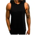 Gedetailleerd overzicht van de zwarte mouwloze herenhoodie, ademende stof en sportieve fit. - Zwart