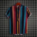Gros plan détail de chemise à col mao rayée à manches courtes pour hommes avec pendentif. - S / Y03