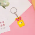 Schattige cartoon PVC sleutelhanger met konijnenoren hanger, mooie tas accessoire voor dagelijks - 5,5*3,5*0,3 cm / Nieuw - geel konijn