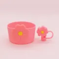 Rosa Silikon Becherhülle und Griffset mit niedlicher 3D-Blumendekoration für Tumbler Becher. - Rosa-gelbes Chrysanthemen-Set