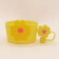 Gelbe Silikon Tassenhülle mit süßem 3D Blumenmuster für Becher Zubehör und Dekoration - Gelb-rosa Chrysanthemen-Set