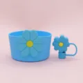 Hellblaue Silikon Tassenhülle und Strohhalmdeckel Set mit süßem Blumenmuster für Becher. - Blau-gelbes Chrysanthemen-Set
