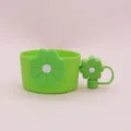 Grüne Silikon Tassenhülle mit süßem Blumendesign, weiche Schutzhülle für Wasserflaschen. - Grün-weiße Gänseblümchen-Sets